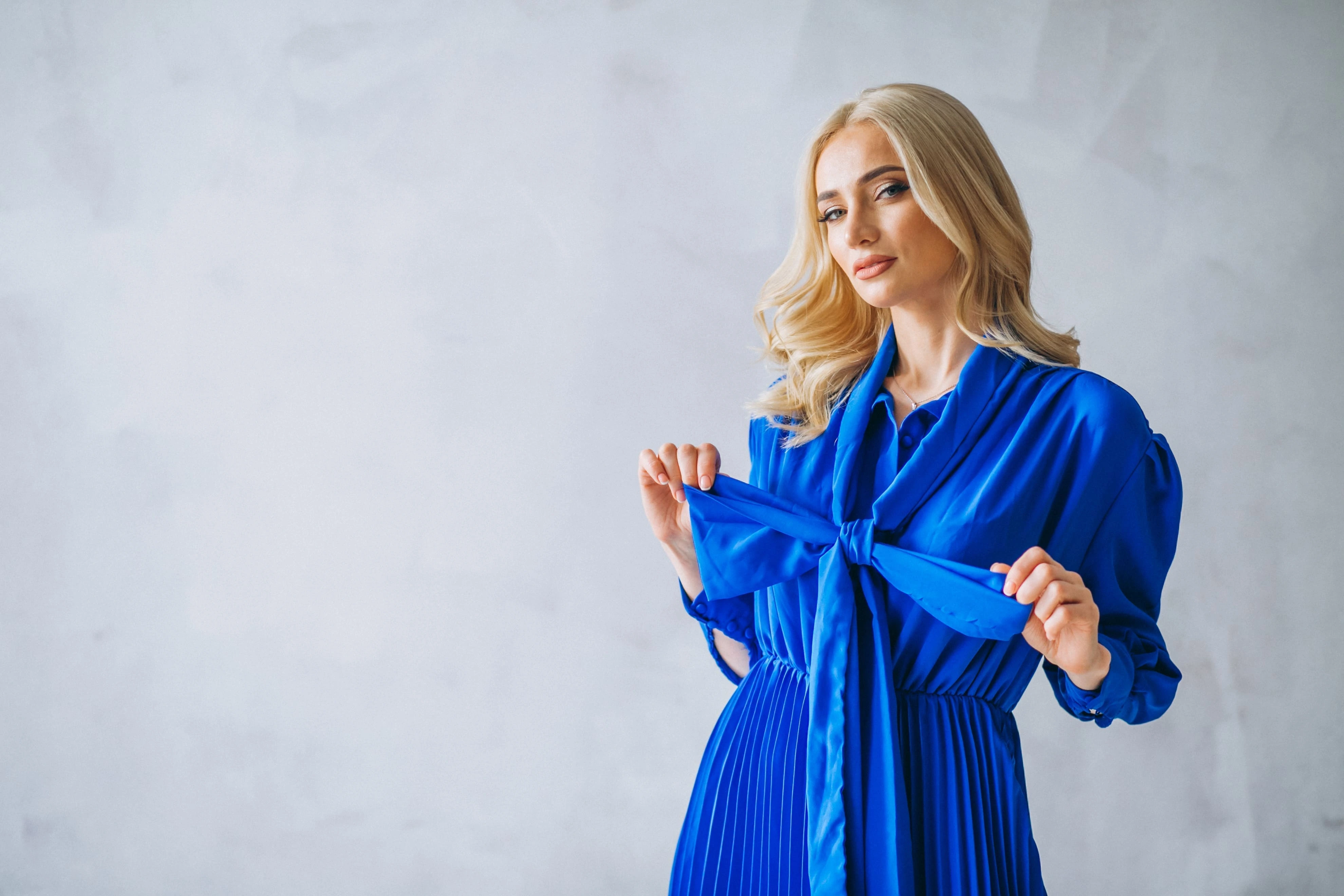 What Color Shoes Goes With a Royal Blue Dress? Some Colors Are Unexpected!